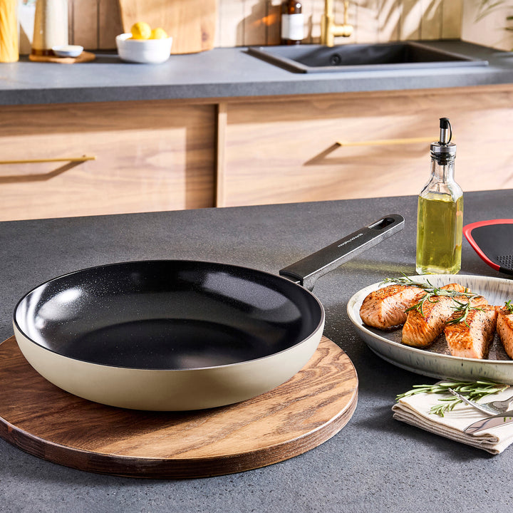 28cm Recycled Aluminium Frying Pan - Cream