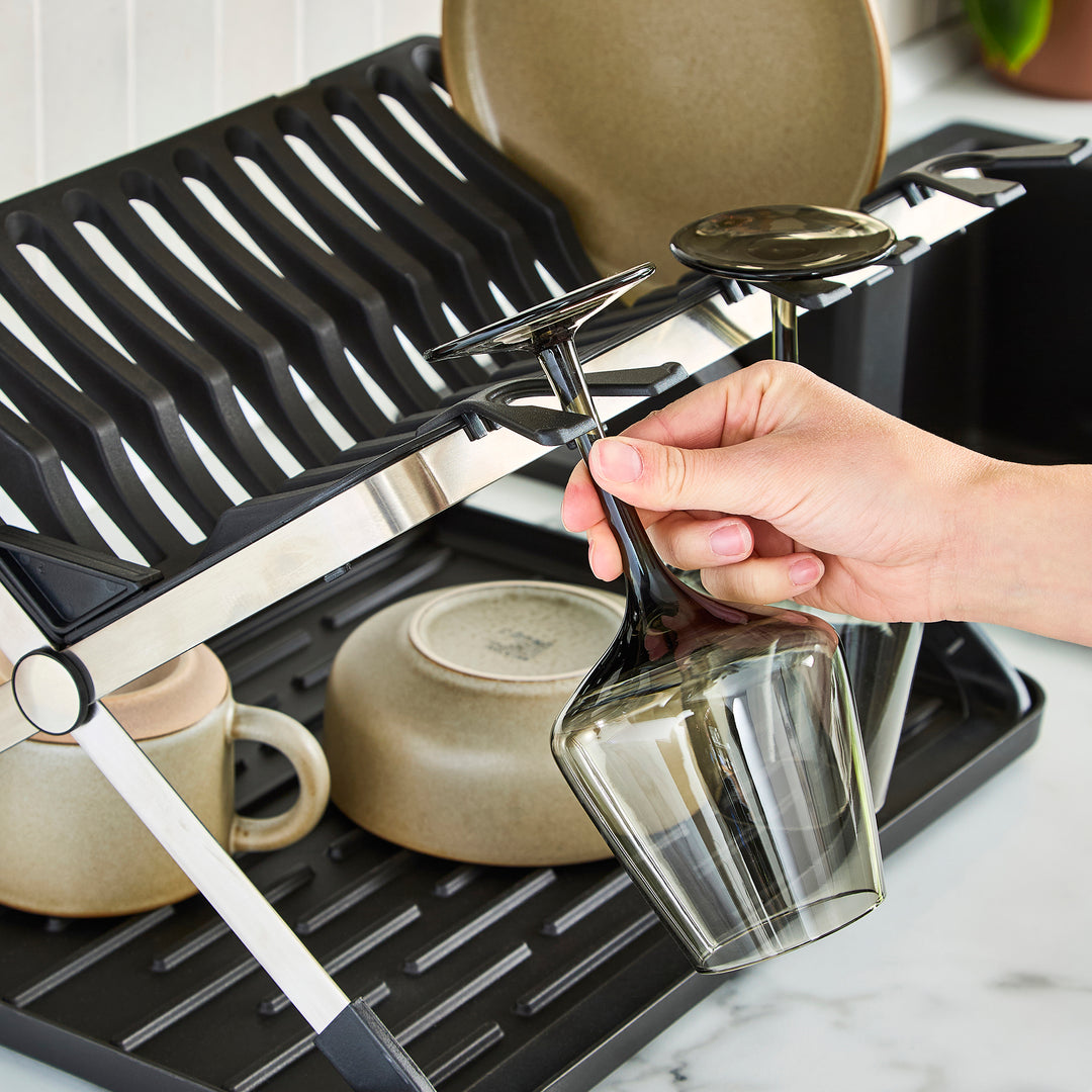 Foldable dish drainer