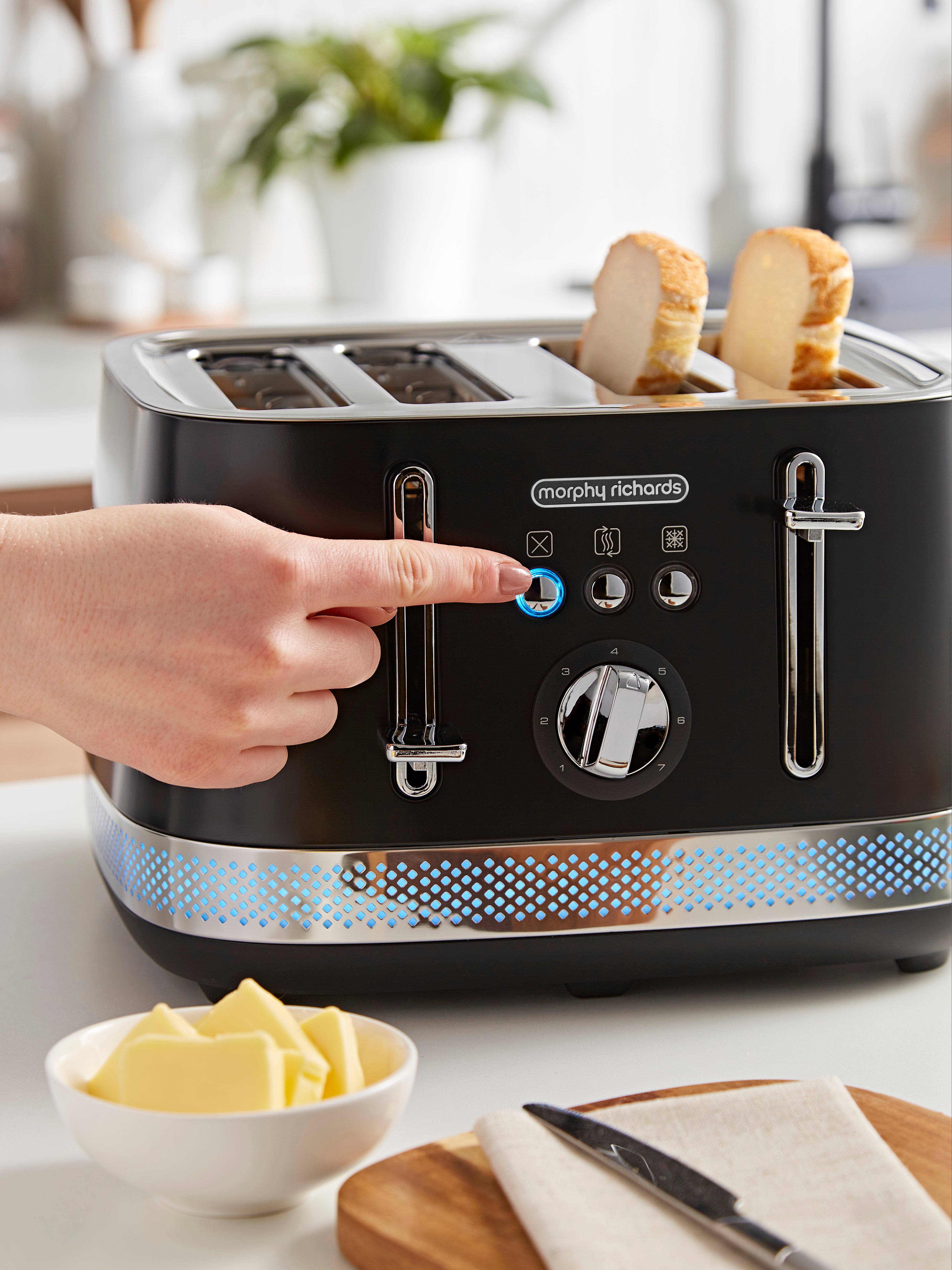 マザーズラブ　チャールズ・リン・ブラック Illumination Black 4-Slice Toaster – Morphy Richards UK
