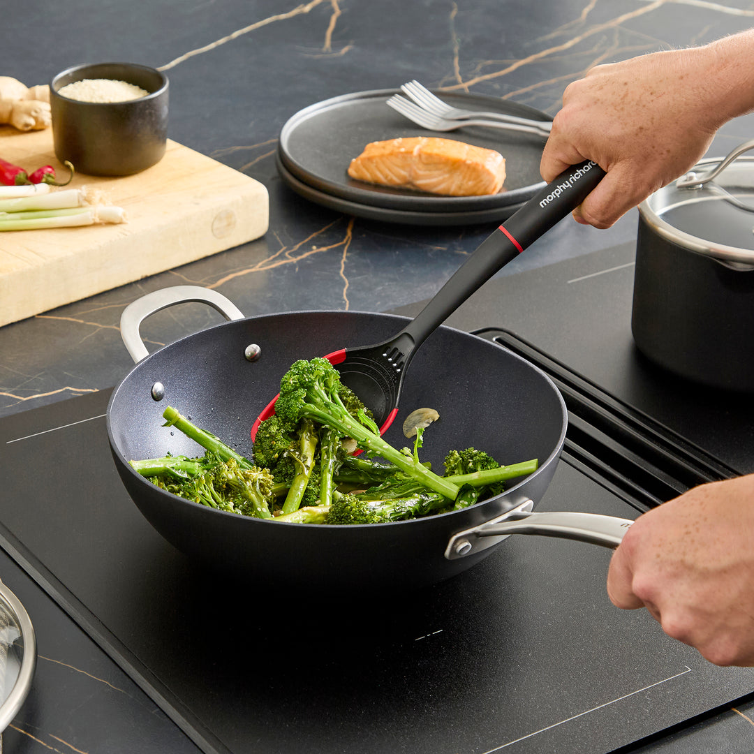 Broccoli in the 28cm Stir Fry Pan 